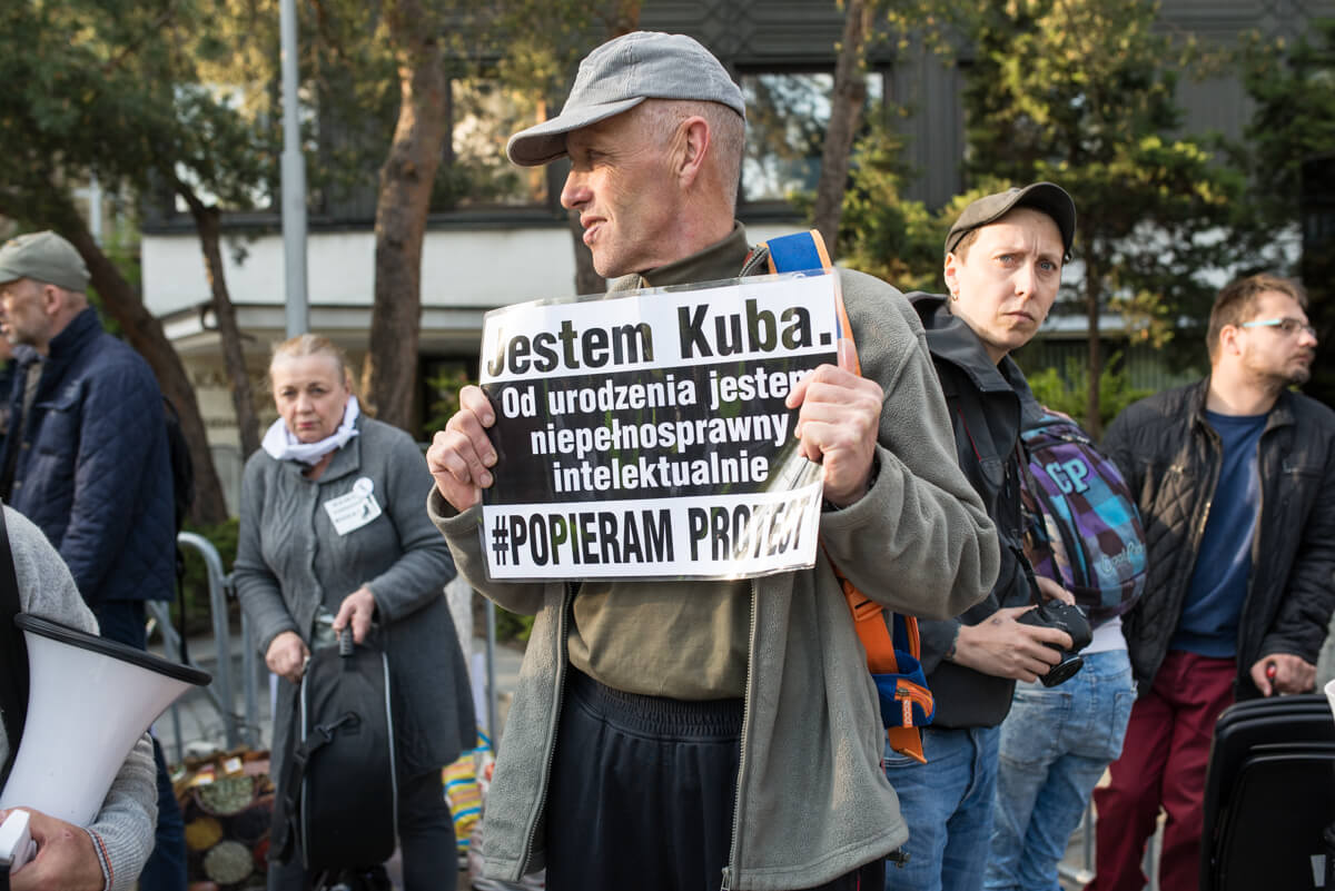 Protest opiekunów osób z niepełnosprawnością przed Sejmem, 27 kwietnia 2018. Fot. Jakub Szafrański