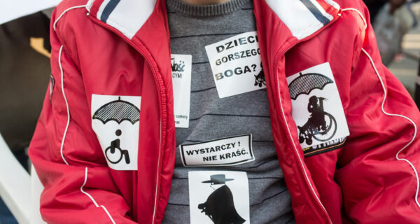 Protest opiekunów osób z niepełnosprawnością przed Sejmem, 27 kwietnia 2018. Fot. Jakub Szafrański