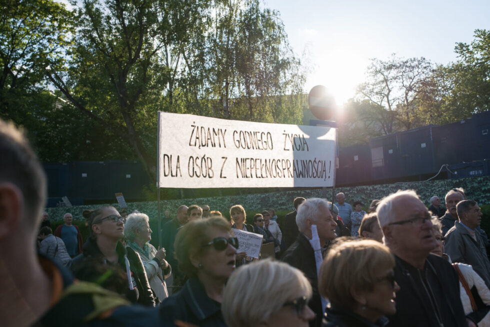 Protest opiekunów osób z niepełnosprawnością przed Sejmem, 27 kwietnia 2018. Fot. Jakub Szafrański