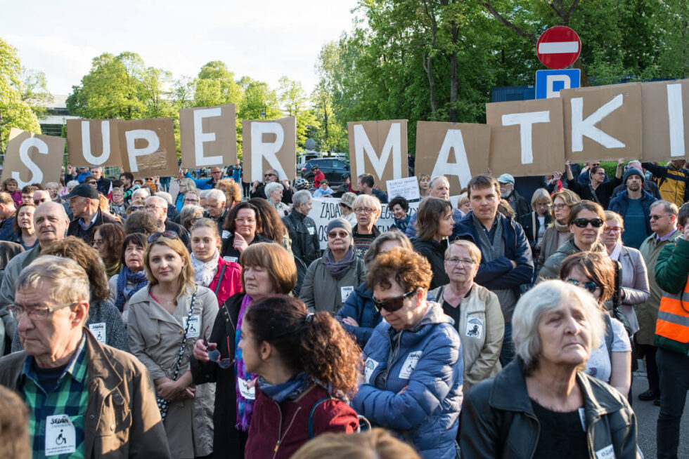 Protest opiekunów osób z niepełnosprawnością przed Sejmem, 27 kwietnia 2018. Fot. Jakub Szafrański