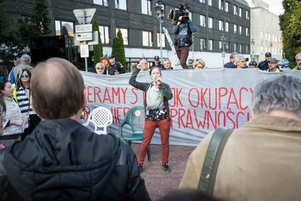 Protest opiekunów osób z niepełnosprawnością przed Sejmem, 27 kwietnia 2018. Fot. Jakub Szafrański