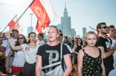 Kobiety na marszu z okazji rocznicy powstania warszawskiego w 2017 roku
