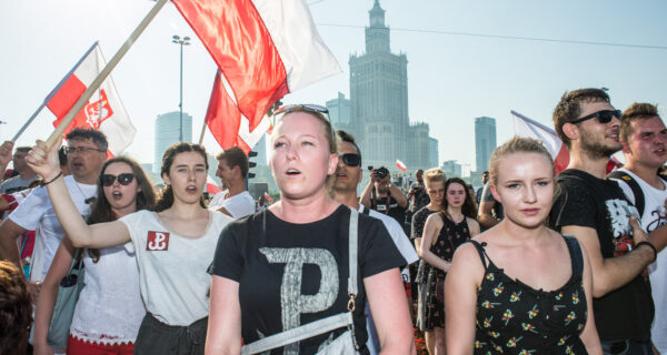 Kobiety na marszu z okazji rocznicy powstania warszawskiego w 2017 roku
