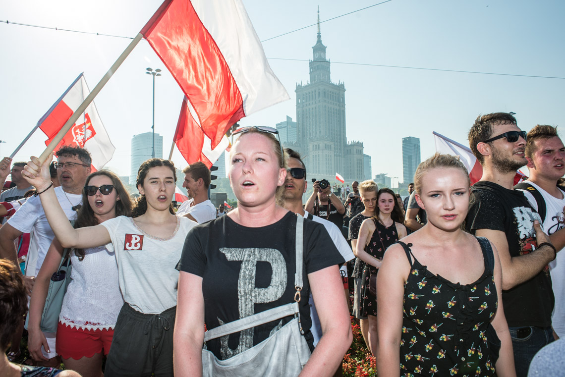 Kobiety na marszu z okazji rocznicy powstania warszawskiego w 2017 roku
