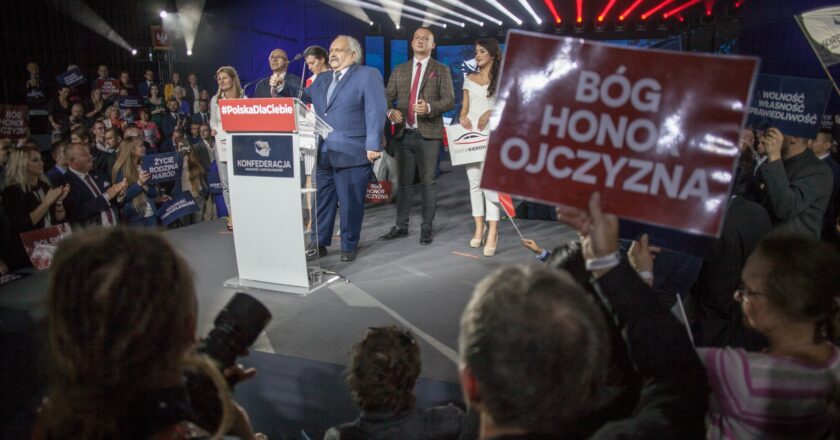 Konferencja programowa Konfederacji w Warszawie. Na scenie przemawia Partia Kierowców, 21 września 2019, fot. Dawid Krawczyk