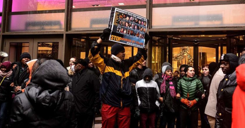 Laquan-McDonald-Black-Friday-Mag-Mile-Protest-March-niXerKG