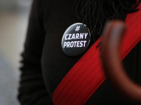 czarny-protest-pin