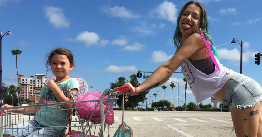 Kadr z filmu The Florida Project