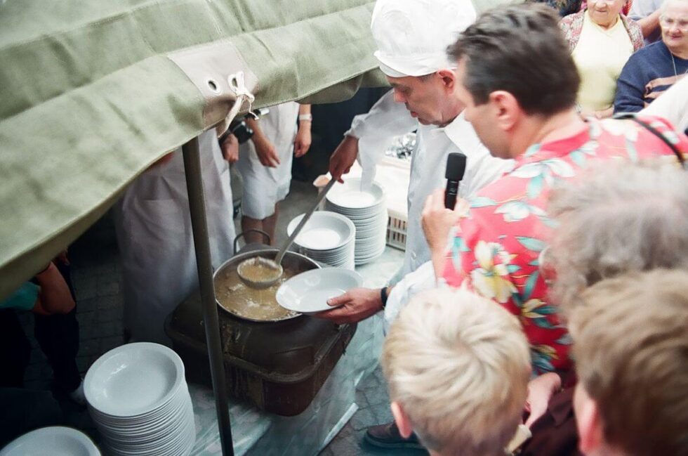 Jacek Kuroń podczas rozdawania darmowej zupy. Wikimedia Commons