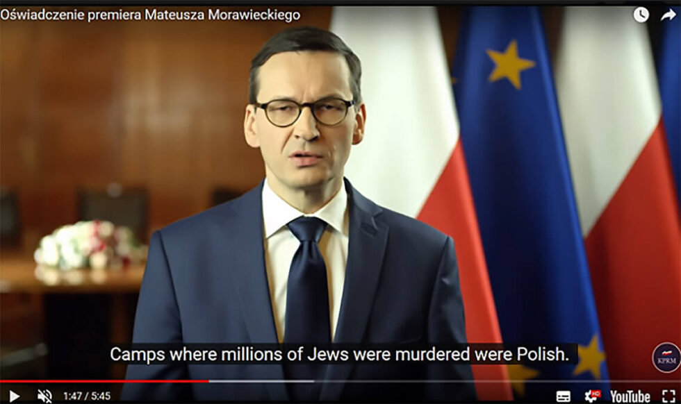 Zrzut ekranu. Oświadczenie premiera Morawieckiego z automatycznym tłumaczeniem YouTube.
