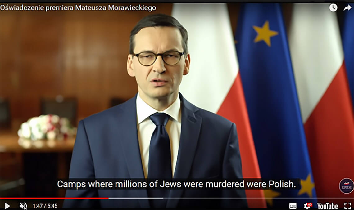 Zrzut ekranu. Oświadczenie premiera Morawieckiego z automatycznym tłumaczeniem YouTube.
