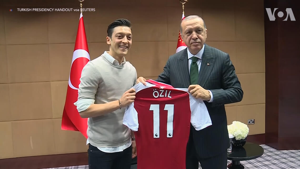 Mesut Özil i Recep Tayyip Erdogan. Fot. kadr YouTube.com