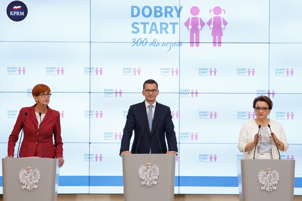 Elżbieta Rafalska, Mateusz Morawiecki, Anna Zalewska. Fot. Krystian Maj / KPRM