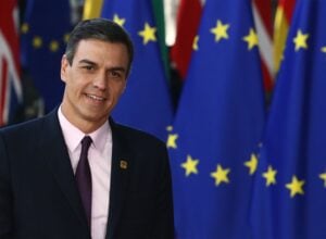 Pedro Sánchez na tle flag Unii Europejskiej