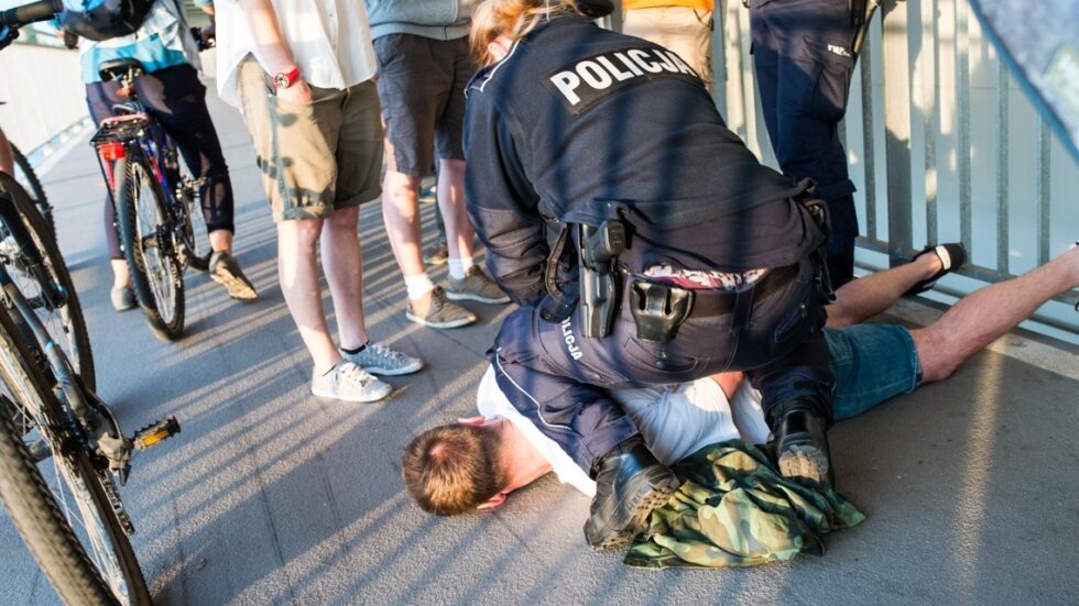 Zatrzymanie sprawcy ataku na pikietę upamiętniającą Milo Mazurkiewicz. Fot. Jakub Szafrański.