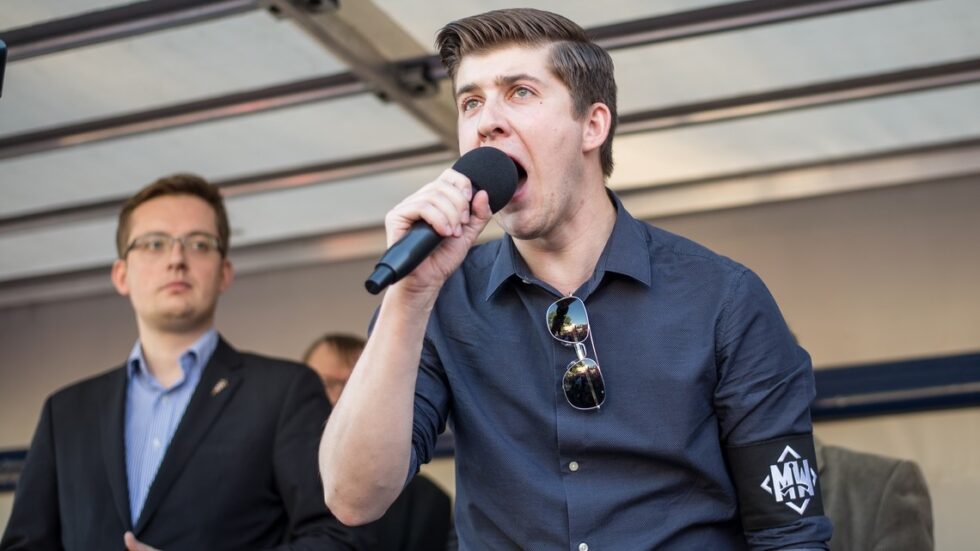 Nacjonaliści z Młodzieży Wszechpolskiej pod Teatrem Powszechnym. Fot. Jakub Szafrański