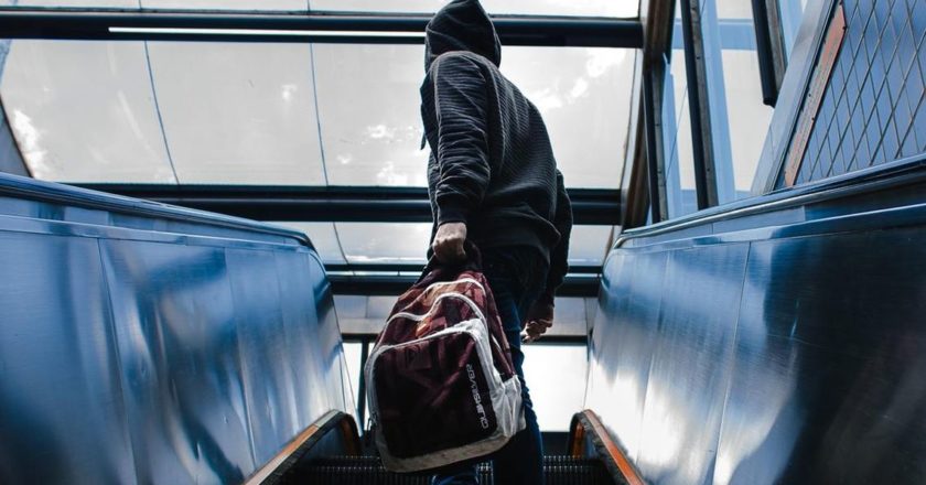 backpack-escalator-grey-sky-hoody-sweater-indoors-man-1497403-pxhere.com