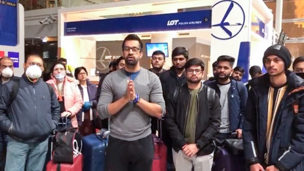 Obywatele Indii apelują o pomoc na warszawskim Okęciu. Fot. media społecznościowe