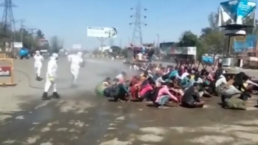 Opryskiwanie migrantów zarobkowych w Indiach. Fot. Youtube
