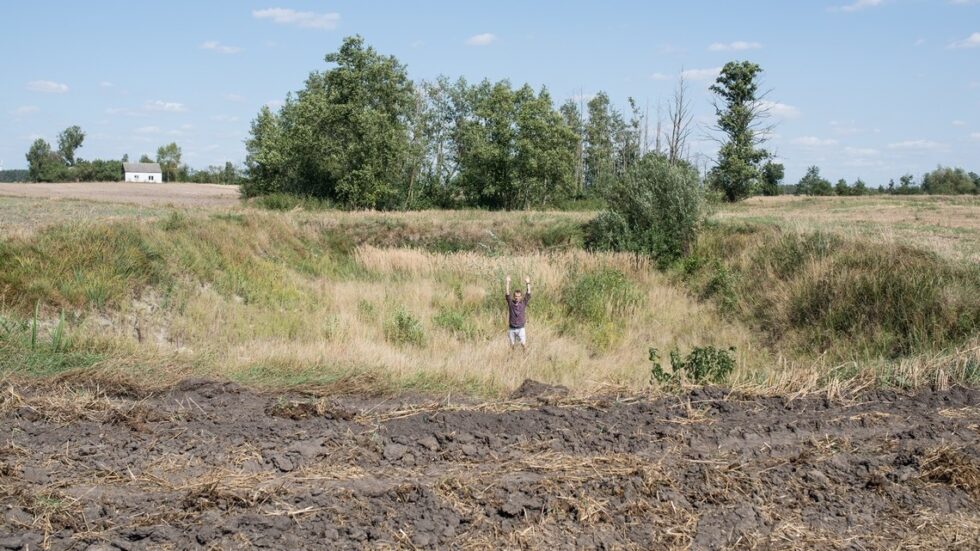 Jaś Kapela w wyschniętym stawie w okolicach Tomisławowa. Fot. Jakub Szafrański