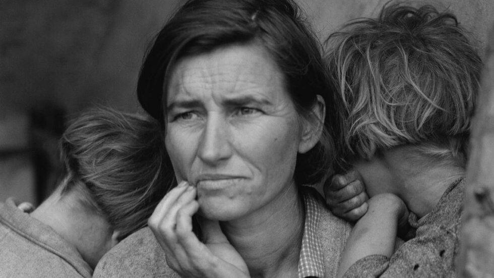 Robotnica z czasów Wielkiego Kryzysu w USA. Fot. Dorothea Lange, CC0