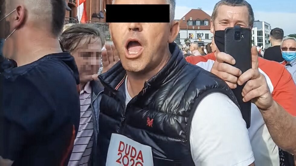 Fan Andrzeja Dudy ubliża aktywistkom MSK w Biaymstoku. Fot. facebook.com/FridaysForFuturePL