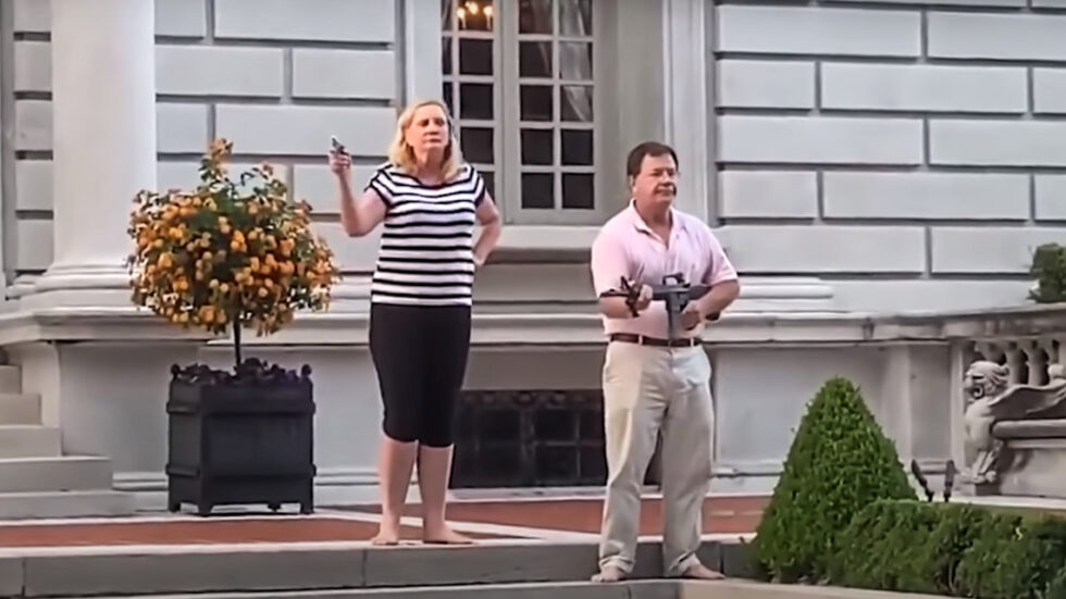 Małżeństwo z Missouri grozi bronią protestującym. Fot. Youtube/The Sun