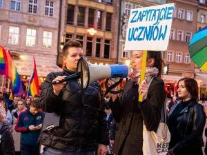 Wiktora Korzecka podczas manifestacji, fot. Krzysztof Markowski