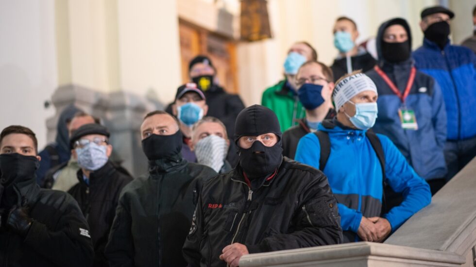Drzwi Kościoła Świętego Krzyża blokowane przez prawicowe bojówki. Warszawa 2020 Fot. Jakub Szafrański