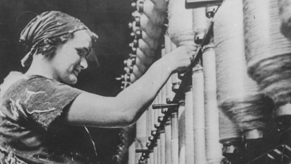 Przedwojenna robotnica w Łódzkiej przędzalni. Fot. Ignacy Płażewski/Wikimedia Commons