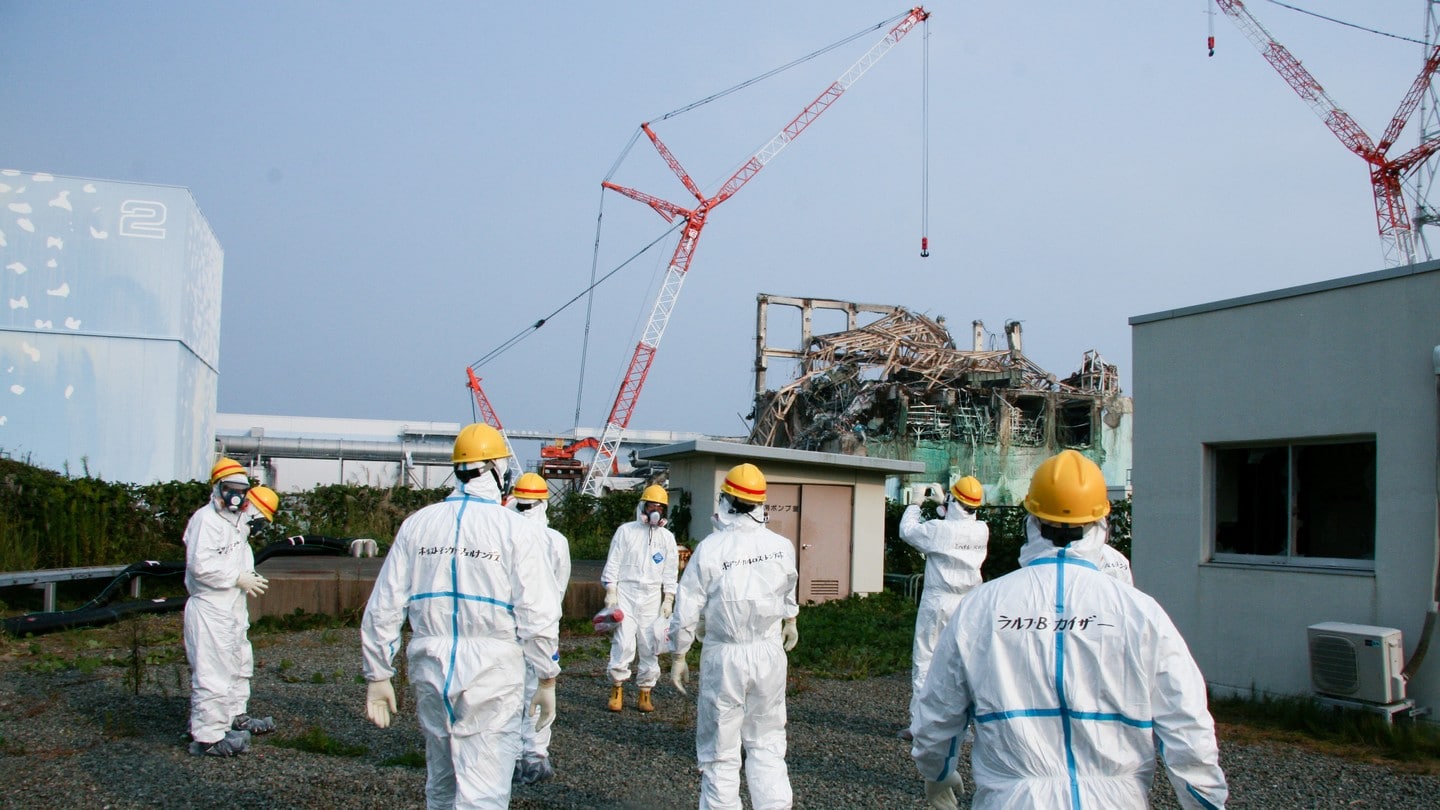 Inspektorzy na miejscu katastrofy elektrowni w Fukushimie. Fot. Giovanni Verlini/IAEA