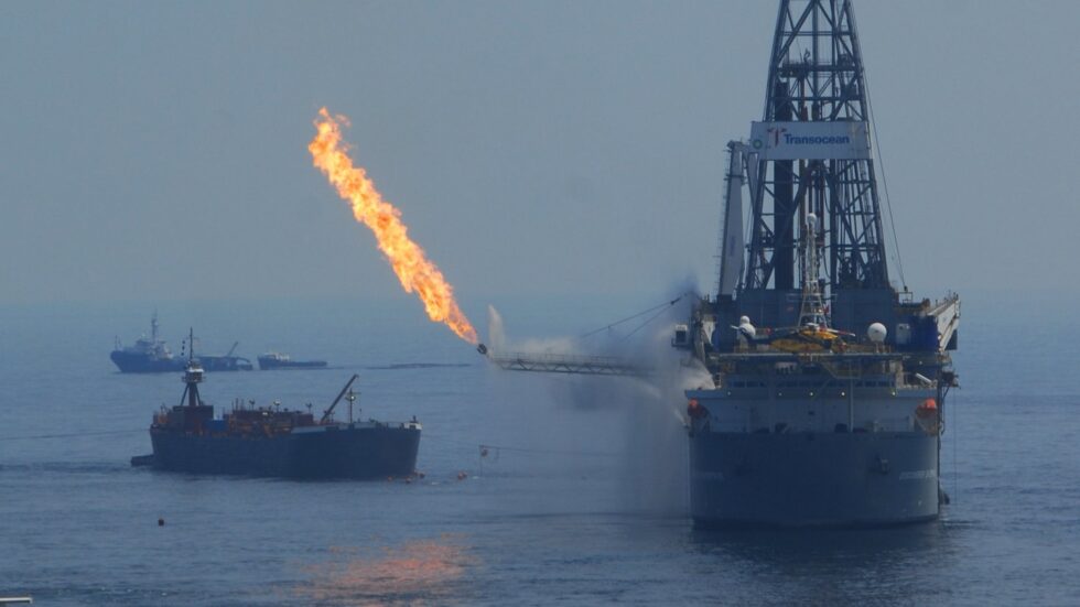 Wypalanie gazu przy wydobyciu ropy w Zatoce Meksykańskiej. Fot. John Masson/Flickr.com