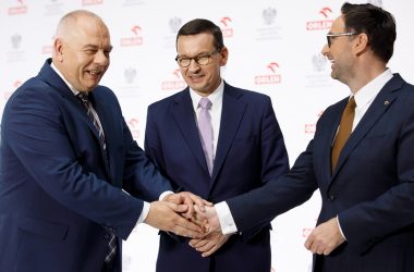 Jacek Sasin, Mateusz Morawiecki i prezes Orlenu Daniel Obajtek. Fot. Krystian Maj/KPRM