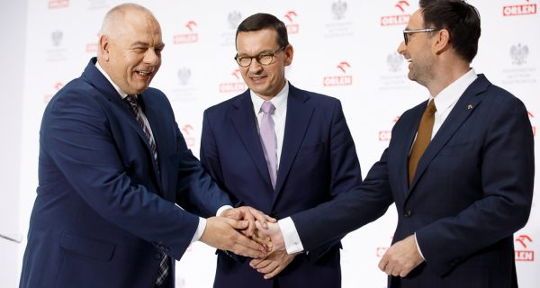 Jacek Sasin, Mateusz Morawiecki i prezes Orlenu Daniel Obajtek. Fot. Krystian Maj/KPRM