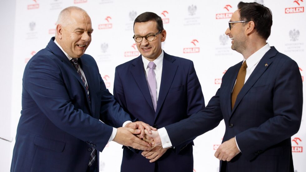 Jacek Sasin, Mateusz Morawiecki i prezes Orlenu Daniel Obajtek. Fot. Krystian Maj/KPRM