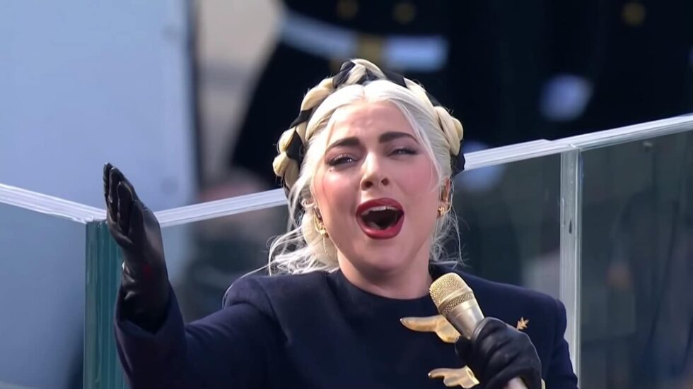 Lady Gaga śpiewa hymn Stanów Zjednoczonych podczas inauguracji Joe Bidena. Fot. PBS/Youtube.com