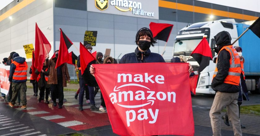 Protest pod centrum dystrybucyjnym Amazon we Wrocławiu. Fot. Max Zieliński/Greenpeace Polska/Flickr.com