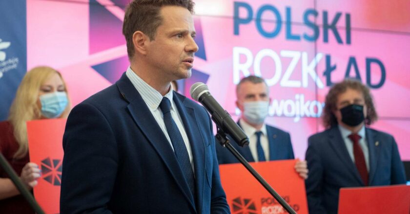 Prezydent Warszawy Rafał Trzaskowski na konferencji prasowej samorządów zgromadzonych wokół inicjatywy Na Twój Koszt. Fot. facebook.com/rafal.trzaskowski