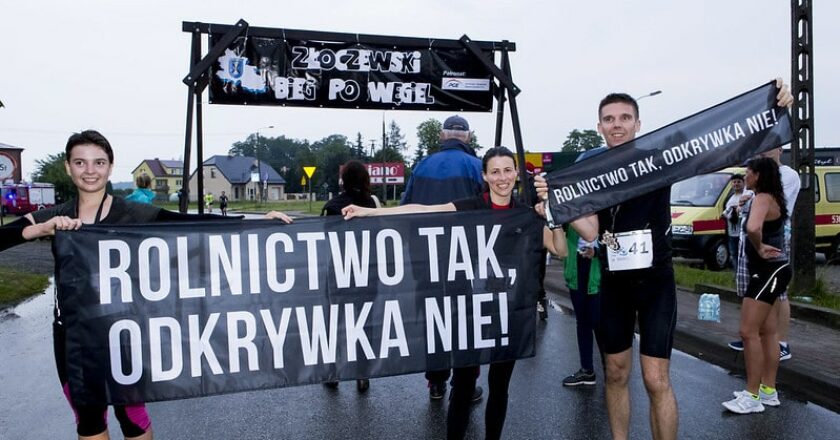 Fot. Krzysztof Pacholak

 

2 czerwca 2018 r. w Złoczewie odbył się organizowany przez PGE "Bieg po węgiel". Na

starcie biegu pojawili się aktywiści, którzy zaprotestowali przeciwko planom

budowy nowej odkrywki Złoczew, która dla okolicznych mieszkańców będzie oznaczać

olbrzymie straty finansowe i wysiedlenia, a dla środowiska - katastrofę.