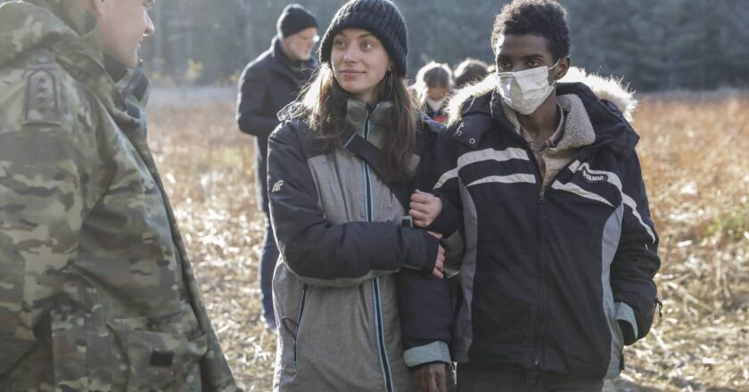 Interwencja aktywistki pomagającej uchodźcom w okolicach Siemianówki na Podlasiu. Fot. Monika Bryk