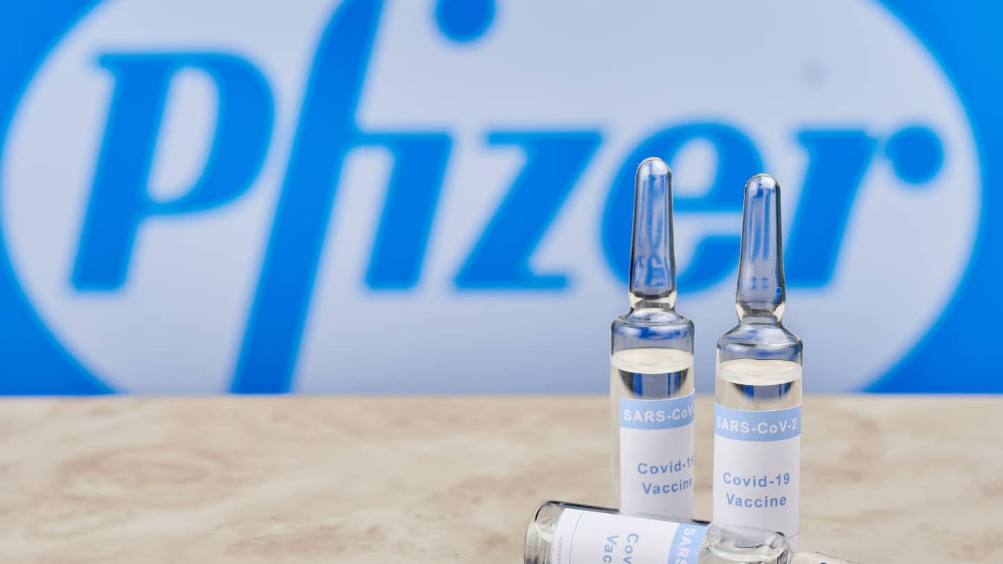 Pfizer nu trebuie să facă nimic, statul nu poate face nimic.  Ce ascund contractele de cumpărare a vaccinurilor?