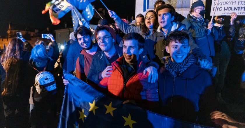 Manifestacja "Zostajemy!" na Placu Zamkowym w Warszawie Fot. Jakub Szafrański