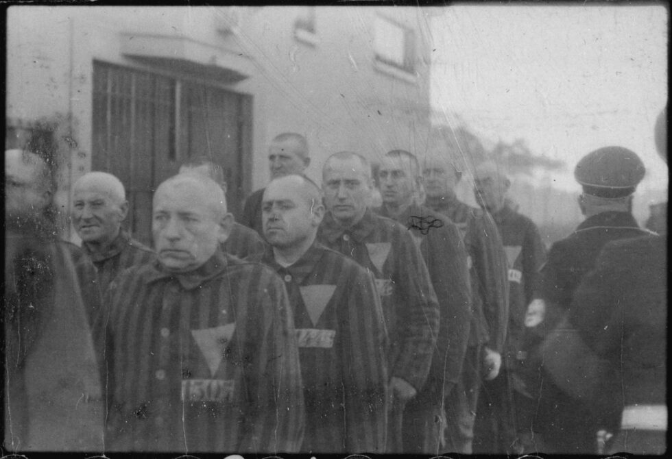 Więźniowie w obozie koncentracyjnym Sachsenhausen 19 grudnia 1938 roku