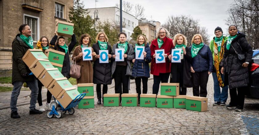 Aktywistki i polityczki składają listę podpisów do ustawy Legalna Aborcja Bez Kompromisów Fot. KKP Lewica