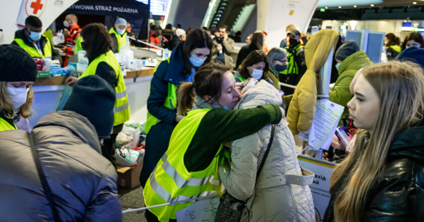 Wolontariuszka i uchodźczyni z Ukrainy na dworcu Warszawa Centralna Fot. Jakub Szafrański