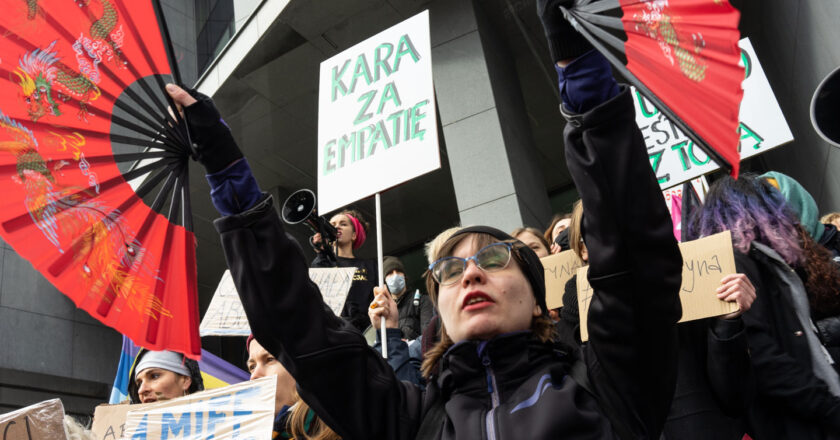 Demonstracja solidarności z Justyną Wydrzyńską pod sądem w Warszawie Fot. Jakub Szafrański
