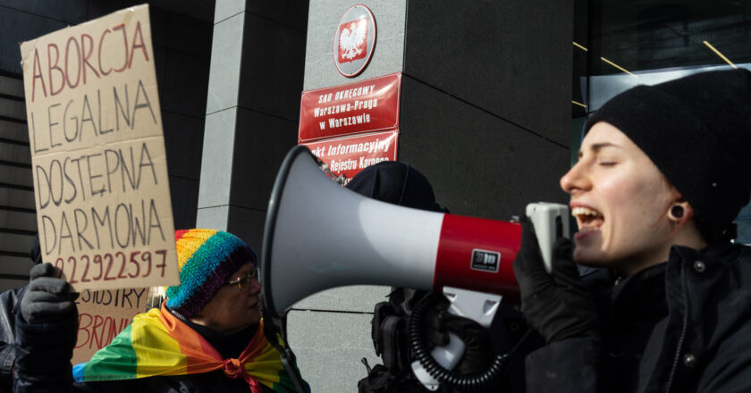 Demonstracja solidarności z Justyną Wydrzyńską pod sądem w Warszawie Fot. Jakub Szafrański