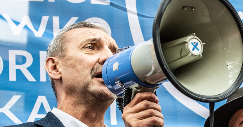 Sławomir Broniarz pod budynkiem Ministerstwa Edukacji Narodowej w Warszawie. Fot. Jakub Szafrański