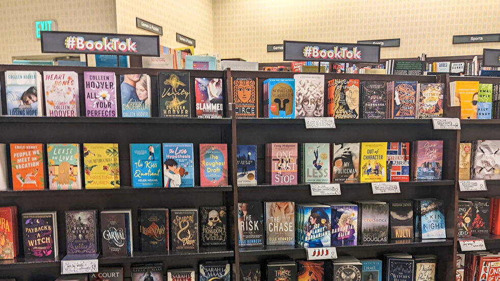 książki polecane na booktoku w księgarni