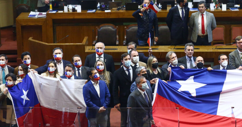 Obrady Chilijskiego parlamentu. Fot. Johanna Zárate Pérez/Flickr.com


Sesión 65º, Sala.

1. Proyecto de ley, iniciado en moción, que interpreta la ley N° 19.496 y modifica
otras normas legales. SEGUNDO TRÁMITE CONSTITUCIONAL. Segundo Informe de la
Comisión de Educación. Diputada informante, la señora Sara Concha.
Boletín No 13053-04.

2. Proyecto de ley, iniciado en moción, que declara el 12 de mayo de cada año como el
Día de la Libertad de Información y del Ejercicio del Periodismo Independiente. PRIMER TRÁMITE CONSTITUCIONAL. Segundo Informe de la Comisión de Cultura, Artes y Comunicaciones. Diputado informante, el señor Jaime Naranjo.
Boletín No14994-24.

3. Proyecto de ley, iniciado en moción, que proscribe, tipifica y sanciona la violencia
digital en sus diversas formas y otorga protección a las víctimas de la misma. PRIMER TRÁMITE CONSTITUCIONAL. Informe de la Comisión de Seguridad Ciudadana. Diputada informante, la señora Maite Orsini. Boletín No 13928-07.


4. Proyecto de ley, iniciado en moción, que interpreta el artículo 11 de la ley N° 21.069, que crea el Instituto Nacional de Desarrollo Sustentable de la Pesca Artesanal y de la Acuicultura de Pequeña Escala, Indespa. SEGUNDO TRÁMITE CONSTITUCIONAL. Informe de la Comisión de Pesca, Acuicultura e Intereses Marítimos, rendido. Discusión pendiente. Boletín No 14639-21.


5. Proyecto de ley, iniciado en moción, que modifica el Código de Aguas para impedir
la constitución de derechos de aprovechamiento de aguas sobre los glaciares. PRIMER TRÁMITE CONSTITUCIONAL. Segundo Informe de la Comisión de Medio Ambiente y
Recursos Naturales. Diputado informante, el señor Daniel Melo.
Boletín No 11597-12. 


Fotos:-  Johanna Zárate Pérez.